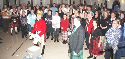 meezingen met pubsongs tijdens SCOTLAND -live