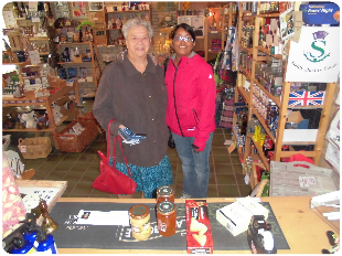 Schotse boodschappen in de Schotse winkel van The World of Scotland in 's-Gravendeel