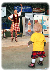 Op Tartan Day Nederland bij The World of Scotland is voor alle leeftijden iets leuks te beleven. Highland dancers, pipe-bands en de Tartan Parade zijn leuk voor alle leeftijden!