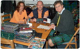 schotse ruiten uitzoeken in de tartan-o-theek van The World of Scotland