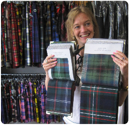 schotse ruiten uitzoeken in de tartan-o-theek van The World of Scotland