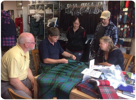 schotse ruiten uitzoeken in de tartan-o-theek van The World of Scotland