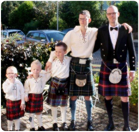 Een kilt passen bij The World of Scotland.