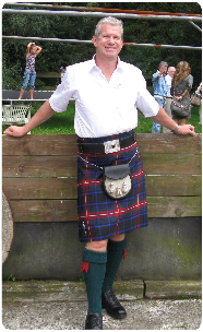 Een kilt passen bij The World of Scotland.
