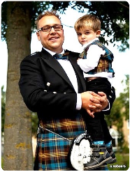 Een kilt passen bij The World of Scotland.