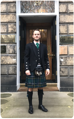 Een kilt passen bij The World of Scotland.