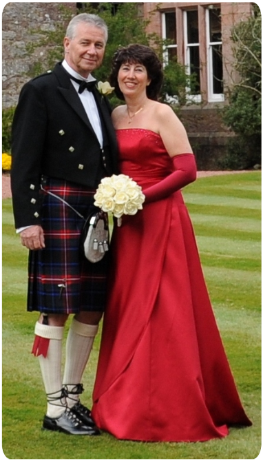Een kilt passen bij The World of Scotland.