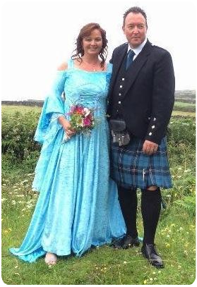 Een kilt passen bij The World of Scotland.