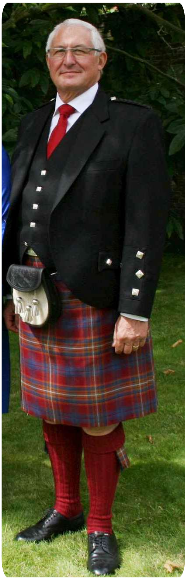 Een kilt passen bij The World of Scotland.