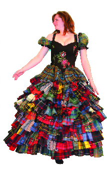 Senga in een japon gemaakt van een groot aantal stukjes stof met verschillende tartans op Tartan day bij The World of Scotland
