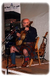 Jouke Aukema op gitaar tijdens Tartan Day nederland