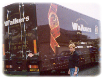 Walkers shortbread vrachtwagen levert in Carnoustie de lading voor The World of Scotland - Fiona chekt de bestelling en dan terug naar 's-Gravendeel in Nederland.